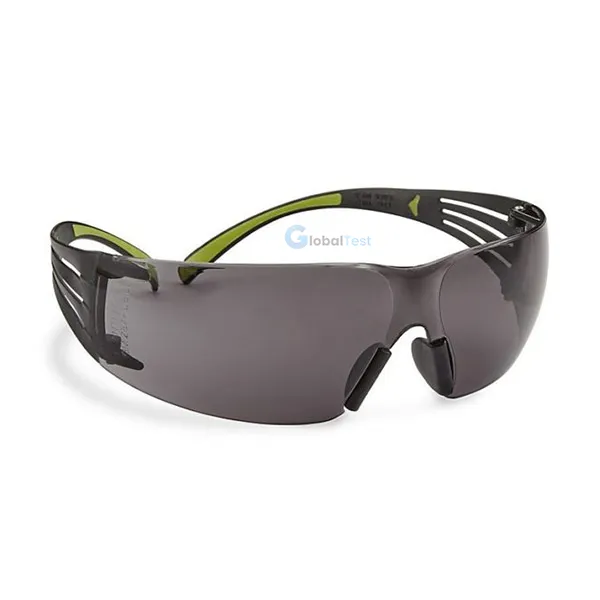 Lunette de protection SecureFit Gris avec lentille fumée traitée antibuée et antirayures, branches flexibles autoréglables pour un confort optimal, offrant 99,9 % de protection UV et conforme à la norme EN 166.